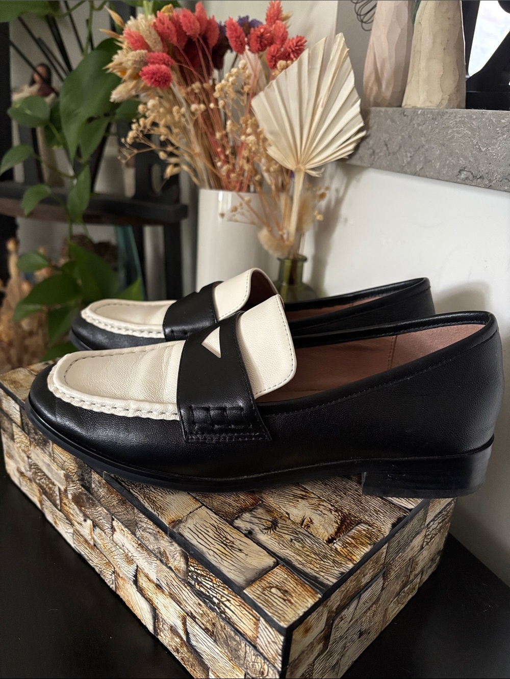 Bibi Lou (37) Black & White Classic Leather Loafers Soft EUC Office Casual - Picture 5 of 16